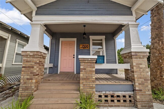 Building Photo - 2506 1/2 E Columbus Dr
