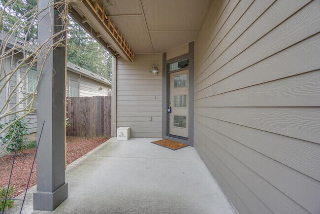 Building Photo - BEAUTIFUL HOME LOCATED IN URBAN OAKS