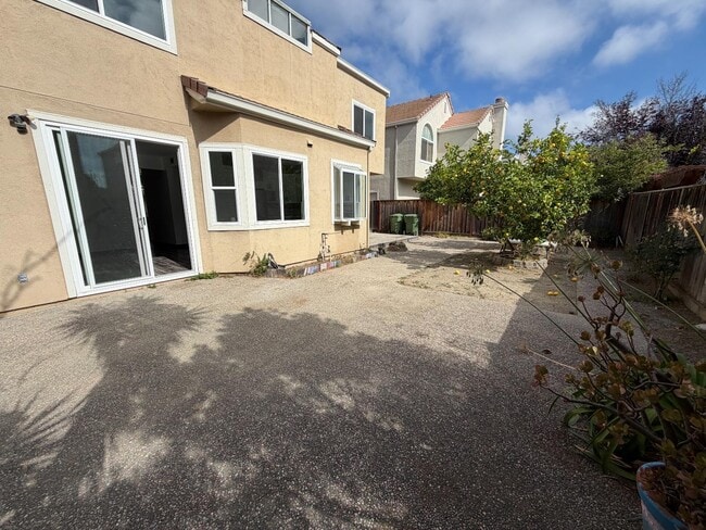Building Photo - 5572 Tan Oak Dr
