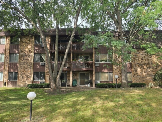 Building Photo - 940 E Old Willow Rd