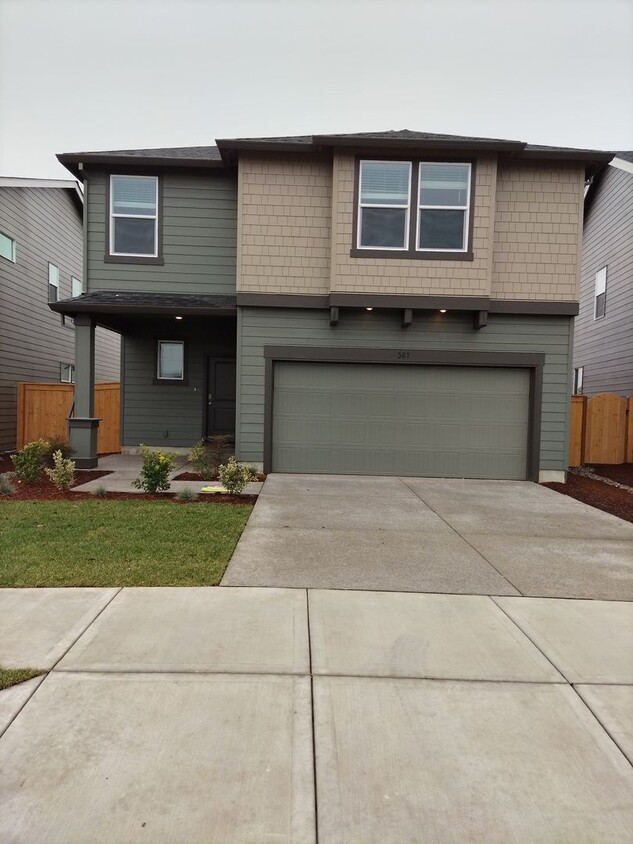 Primary Photo - Newer home in NE Salem