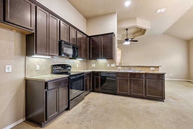Foto del edificio - AVAILABLE NOW! 3 BEDROOM DUPLEX LOCATED IN...