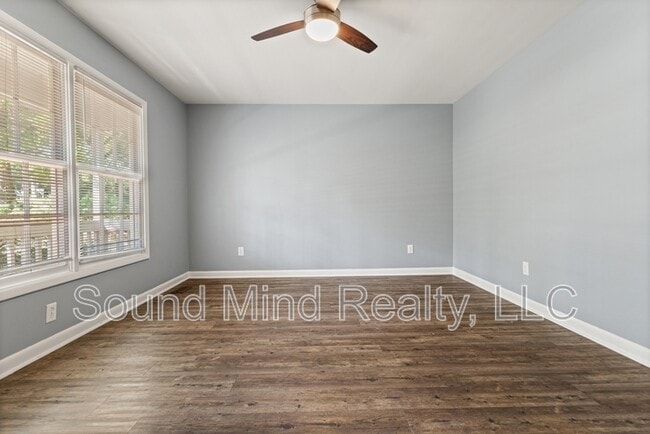 Building Photo - 305 Golf Course Dr