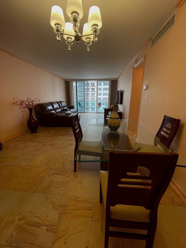 Living/dining room - 3001 S Ocean Dr