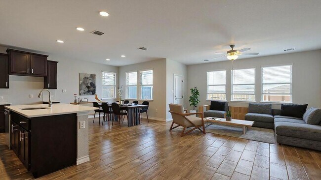 Foto del edificio - 798 Eves Necklace Dr.