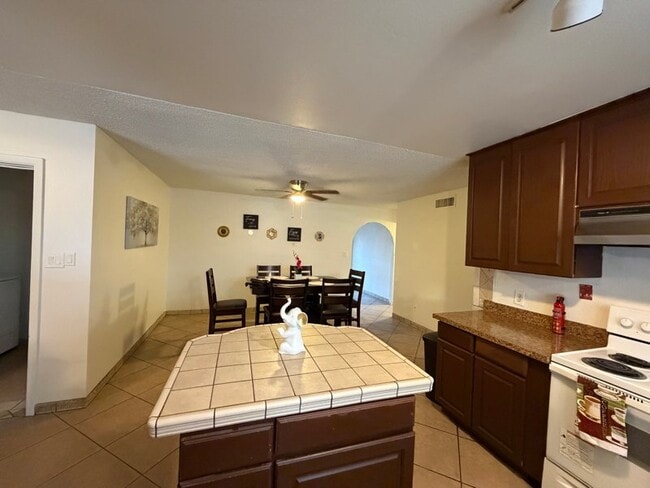 Foto del edificio - 8119 W Glenrosa Ave