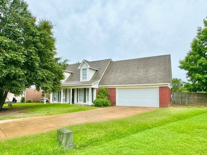 Foto principal - Spacious 3 Bedroom 2 Bath Home With Large ...