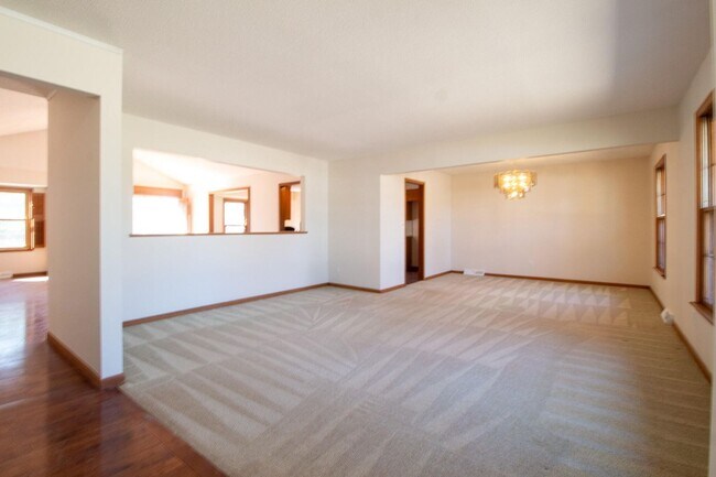 Foto del edificio - 4 Bed 3 Bath 2 Car Garage-1/2 off 1st Mont...