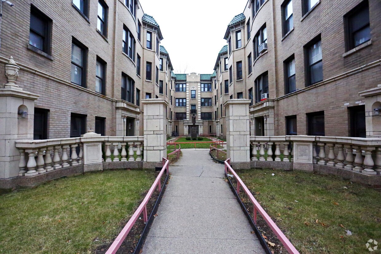 Building Photo - 4034 N Ashland Ave