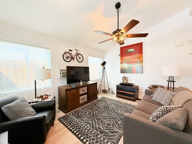 Building Photo - AVAILBLE NOW !! 2 Bedroom 2 Bathroom Home ...