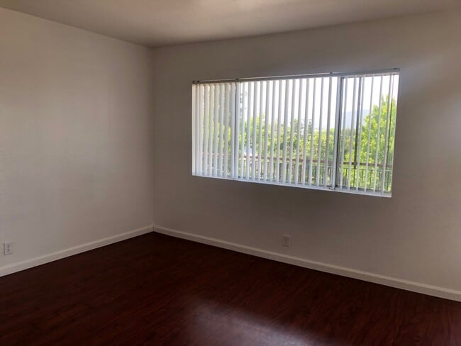 Building Photo - UPSTAIRS END UNIT 2 BED 1 BATH PET FRIENDL...