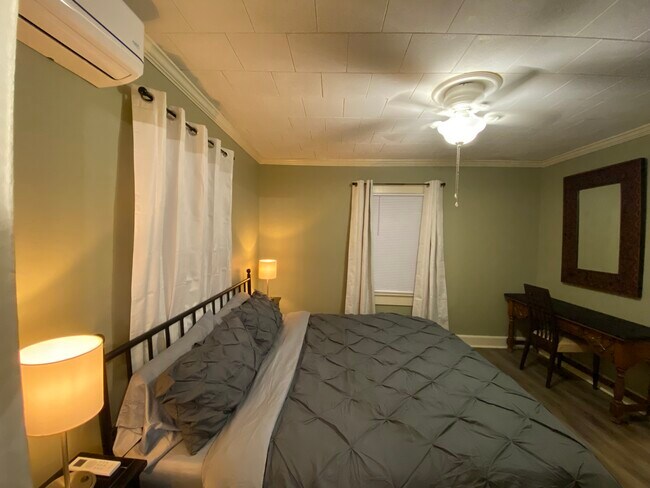 Building Photo - 203 Cirus St