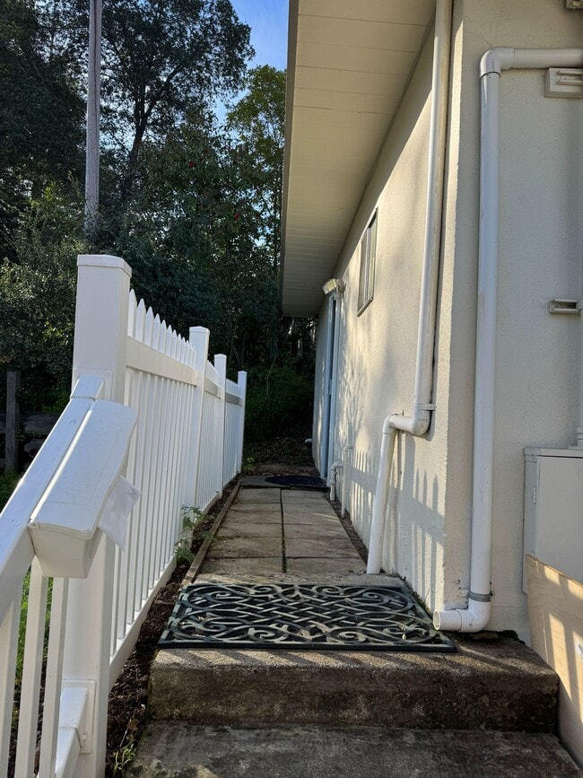 Building Photo - 160 College Ave