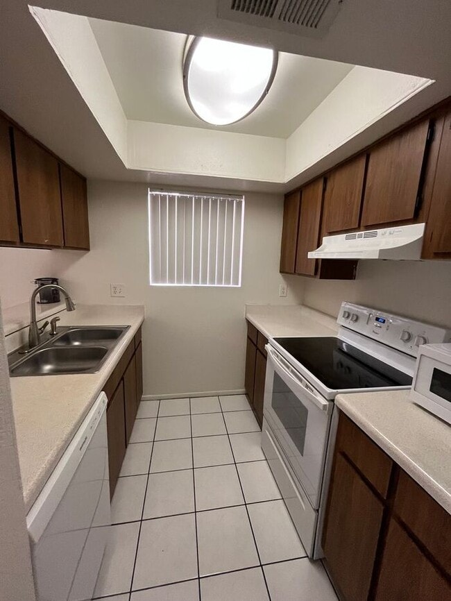 Building Photo - 1201 S McClintock Dr