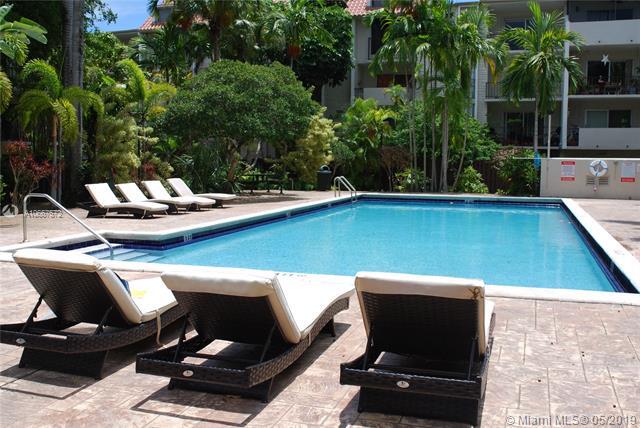 Foto del edificio - 6904 N Kendall Dr