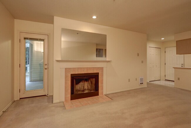 Foto del edificio - Charming 2BR 2BA Condo in great Bellevue l...