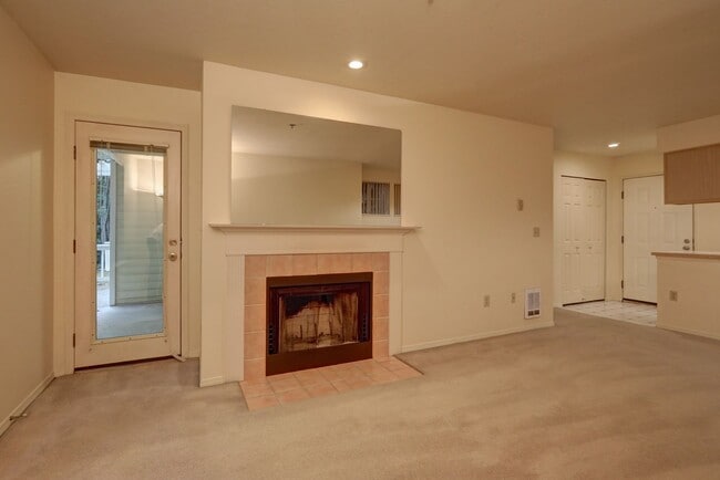 Building Photo - Charming 2BR 2BA Condo in great Bellevue l...