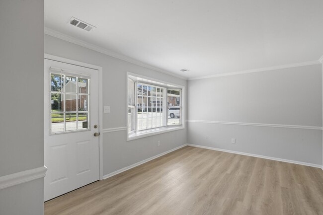 Foto del edificio - Renovated Hilltop Village Townhouse-Available 5/15/26