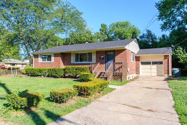 Building Photo - White Oak - Charming 3bed ranch w fenced yard and garage