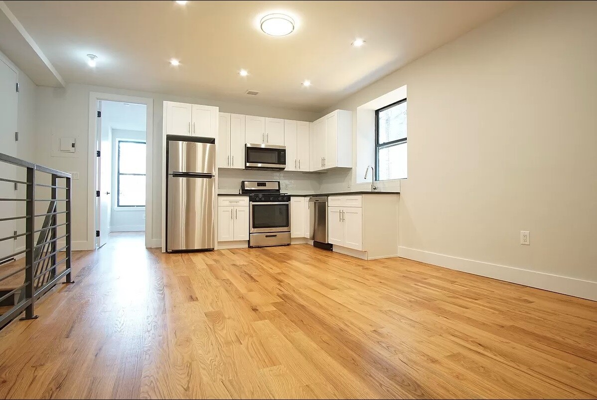 Kitchen Dinette - 58 E 52nd St