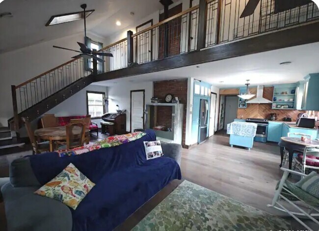 Balcón con vista a la cocina y sala de estar de concepto abierto - 10426 Vistula Rd