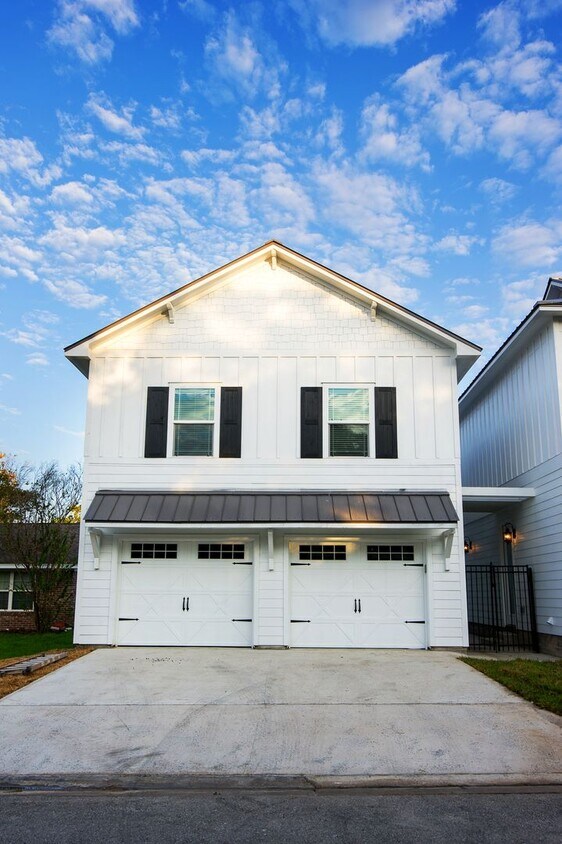 Foto principal - ADORABLE 2/1 APARTMENT CLOSE TO CAMPUS! DEC MOVE IN!