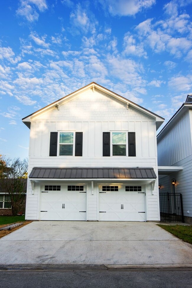 Building Photo - ADORABLE 2/1 APARTMENT CLOSE TO CAMPUS!