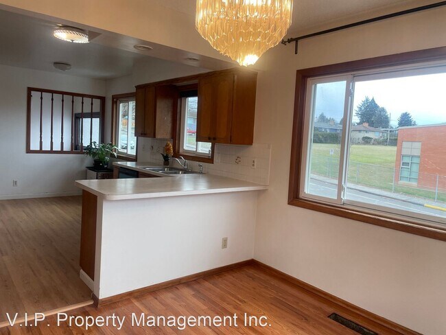 Building Photo - 4 br, 3 bath House - 3606 NE 131st Pl