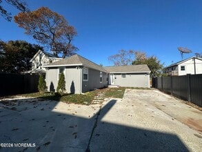 Building Photo - 706 3rd Ave