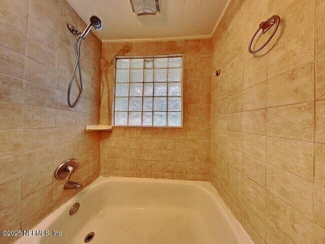 Foto del edificio - 6037 George Wood Ln E