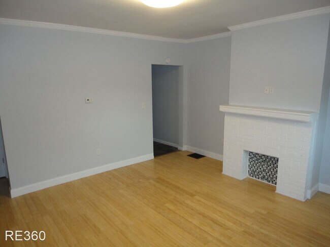 Building Photo - 2823 Cobden St