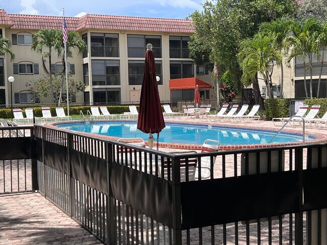Building Photo - Pompano Cutie - Furnished, 2 miles from be...