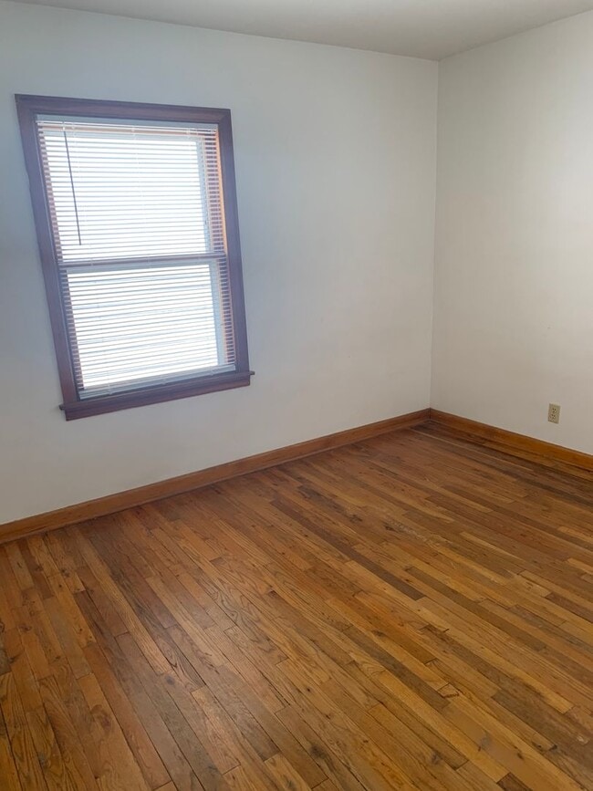 Building Photo - 2 bedroom, 2 bath house located near water...