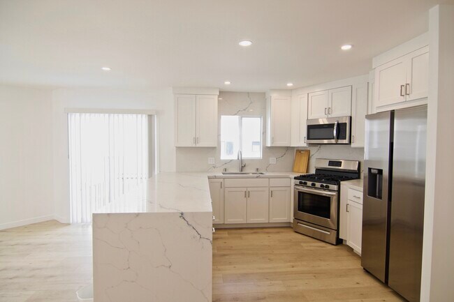 Kitchen with deck off living space - 430 Sierra St