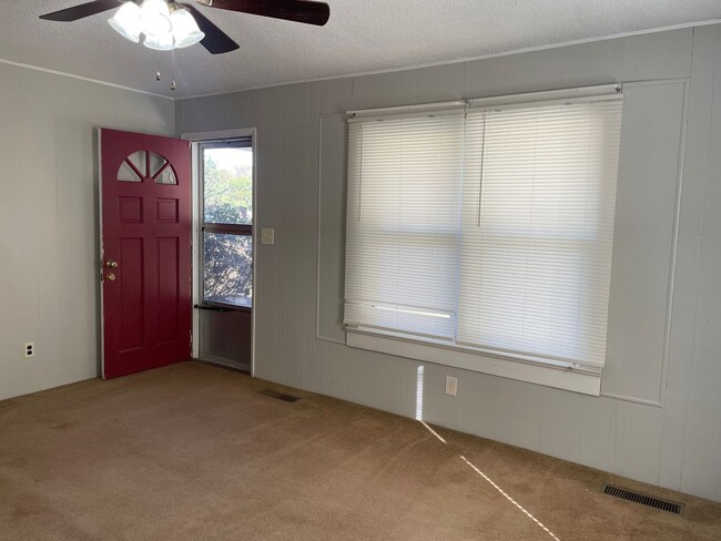 Building Photo - NICE CLEAN COUNTRY HOME, 3 BDRM 1.5 BA