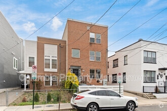 Building Photo - 1829 Providence St NE