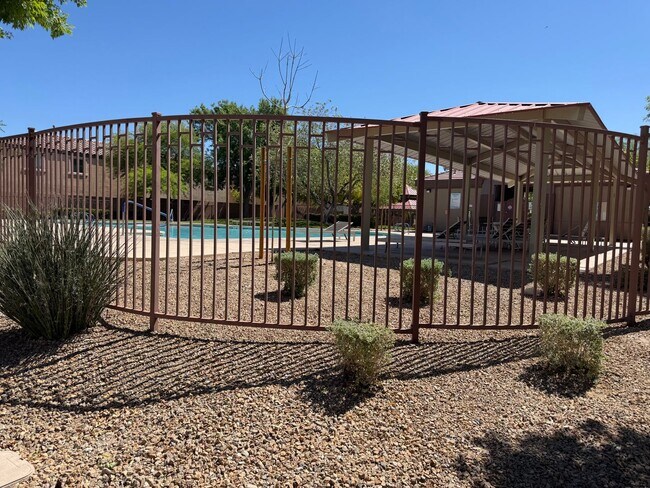 Foto del edificio - 3 bedroom 2 bath 2 car garage low maintenance