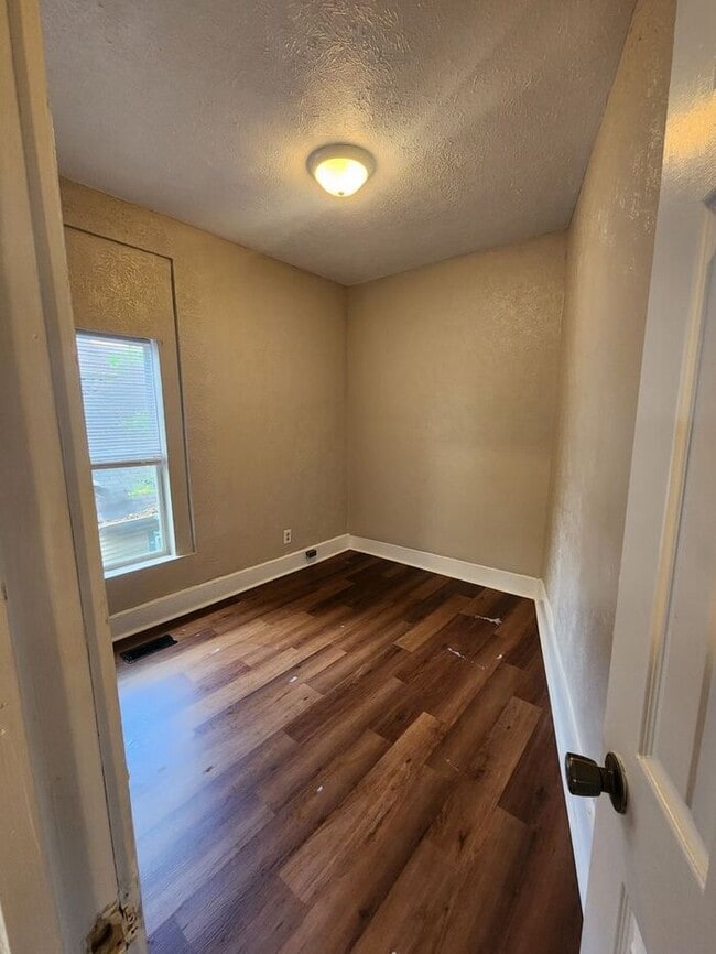Building Photo - Spacious Three Bedroom Two Story Duplex