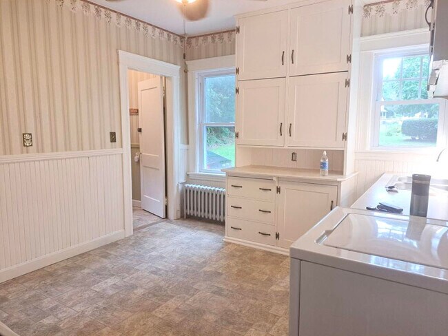 eat in kitchen, large cabinets - 127 Malvern Rd