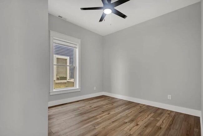 Building Photo - 307 W Kenwood Dr