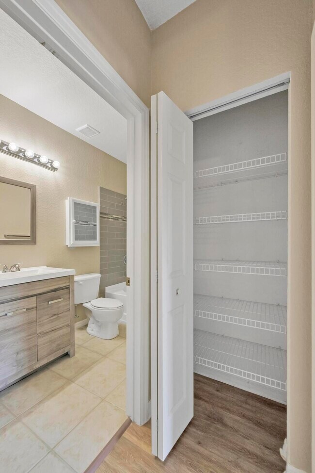 Building Photo - 198 SE Kitching Cir