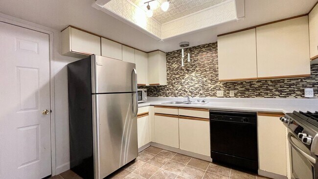 Foto del edificio - 2 Bedroom Condo with 2-Car Garage in Parkside Condominiums by Meadow Park