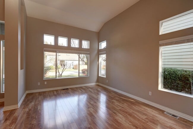 Building Photo - Beautiful 3bd, 2.5ba Home in Klahanie Avai...