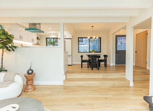 Building Photo - 30+ Day Fully Stylishly furnished & Tastef...