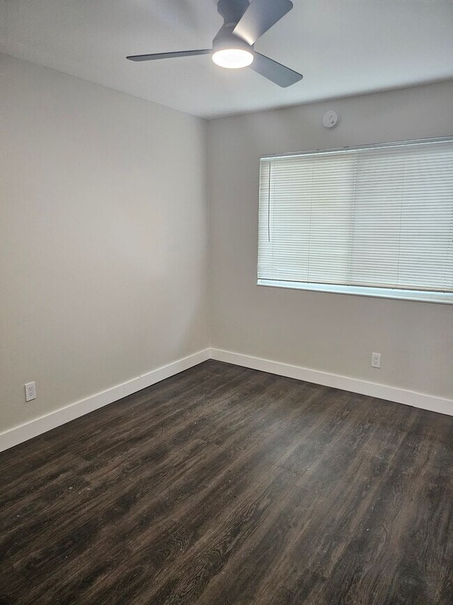 Building Photo - 2 BEDROOM REMODELED UNIT