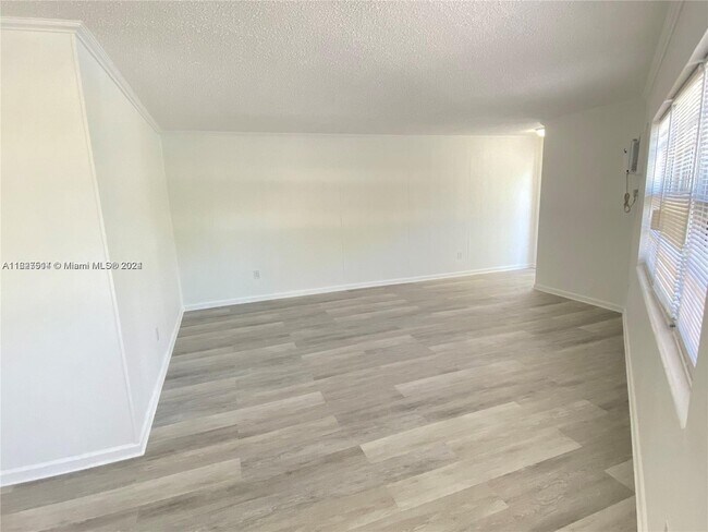 Foto del edificio - 1450 NE 171st St