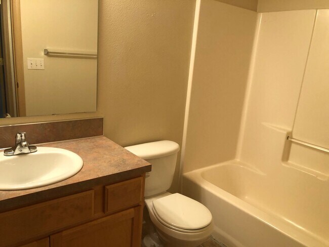 Building Photo - Beautiful Three Bedroom Duplex Available i...