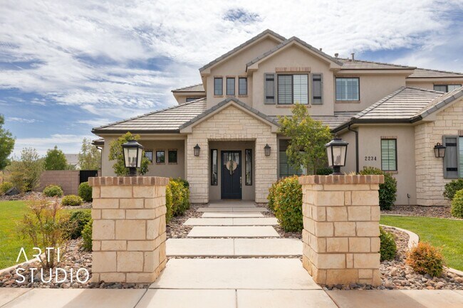 Foto del edificio - Gorgeous 5 bed 4 bath with AWESOME BACK YA...