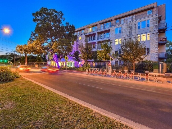 Foto del edificio - 1900 Barton Springs Rd