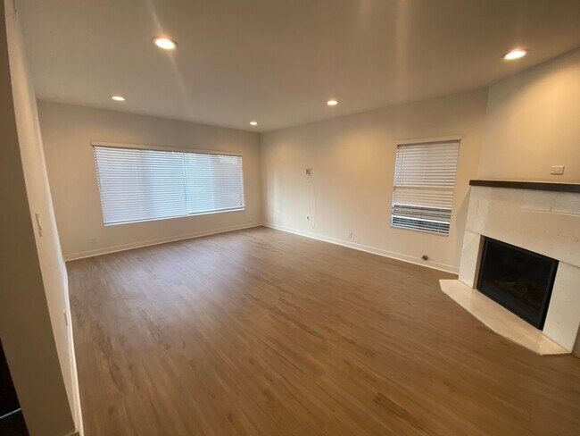 Foto del edificio - 9920 Robbins Dr